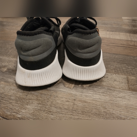 Women's Gently Used Nike Tennis Shoes Size 9.5 - Picture 4 of 10